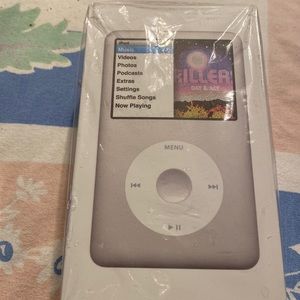 Apple Silver iPod classic 7th generation 160gb LIKE NEW!